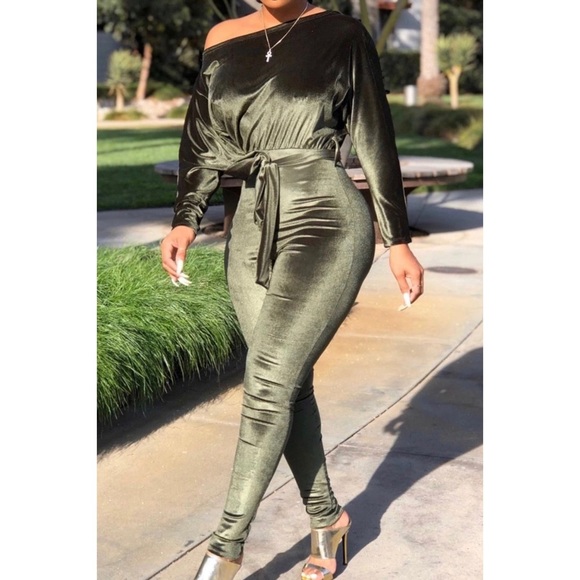 SALE - BOGO 3for $20🔥OFF SHOULDER VELVET JUMPSUIT - Picture 2 of 4